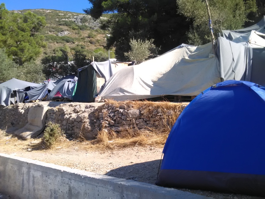 Φωτογραφίες: Ασφυκτικά γεμάτο το hotspot στη Σάμο - Τραγικές συνθήκες για 4.000 πρόσφυγες 