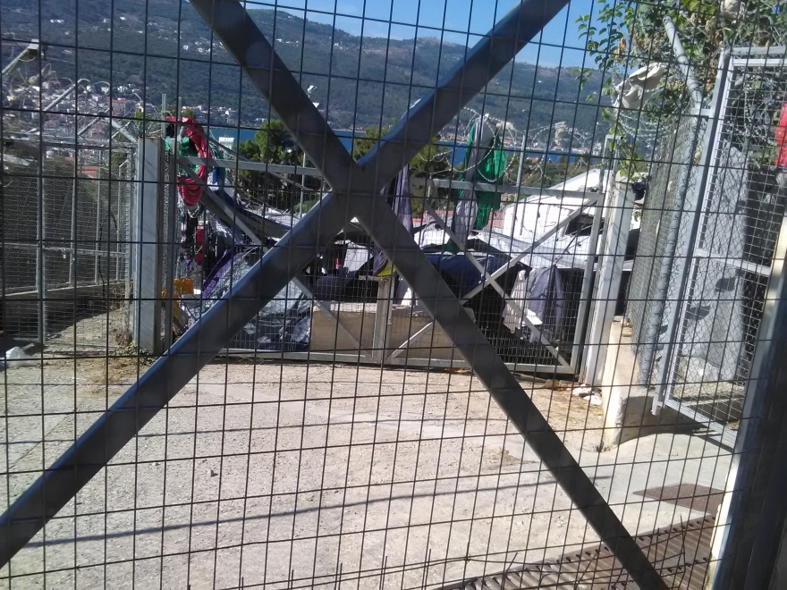 Φωτογραφίες: Ασφυκτικά γεμάτο το hotspot στη Σάμο - Τραγικές συνθήκες για 4.000 πρόσφυγες 