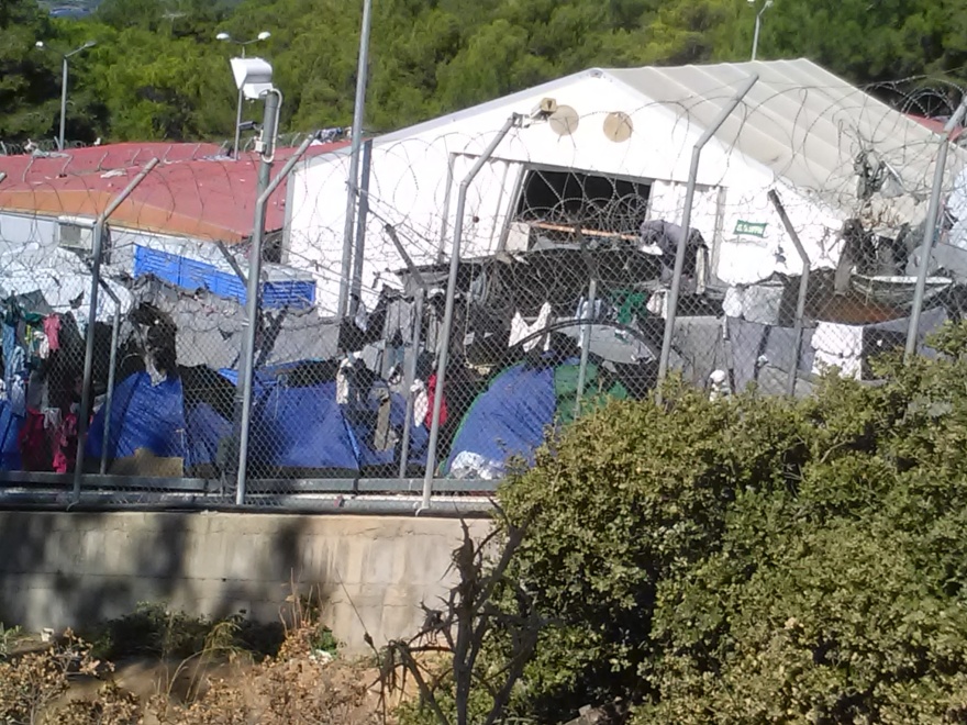 Φωτογραφίες: Ασφυκτικά γεμάτο το hotspot στη Σάμο - Τραγικές συνθήκες για 4.000 πρόσφυγες 