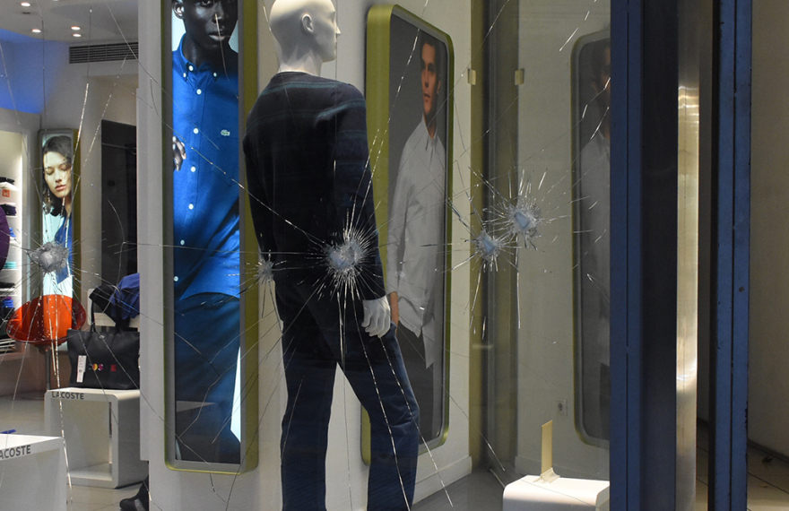 Κουκουλοφόροι προκάλεσαν ζημιές σε καταστήματα στη Γλάδστωνος