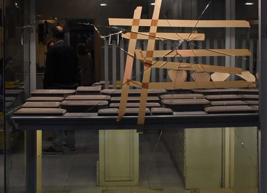 Κουκουλοφόροι προκάλεσαν ζημιές σε καταστήματα στη Γλάδστωνος