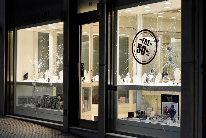 Κουκουλοφόροι προκάλεσαν ζημιές σε καταστήματα στη Γλάδστωνος