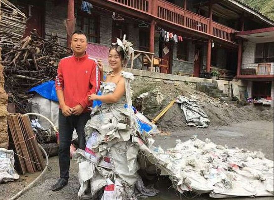 Κινέζα έφτιαξε νυφικό με... 40 τσουβάλια τσιμέντου