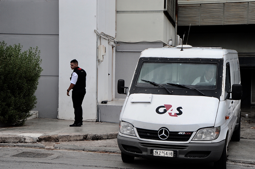 Θρασύτατη ληστεία χρηματαποστολής μπροστά σε κόσμο στο Avenue