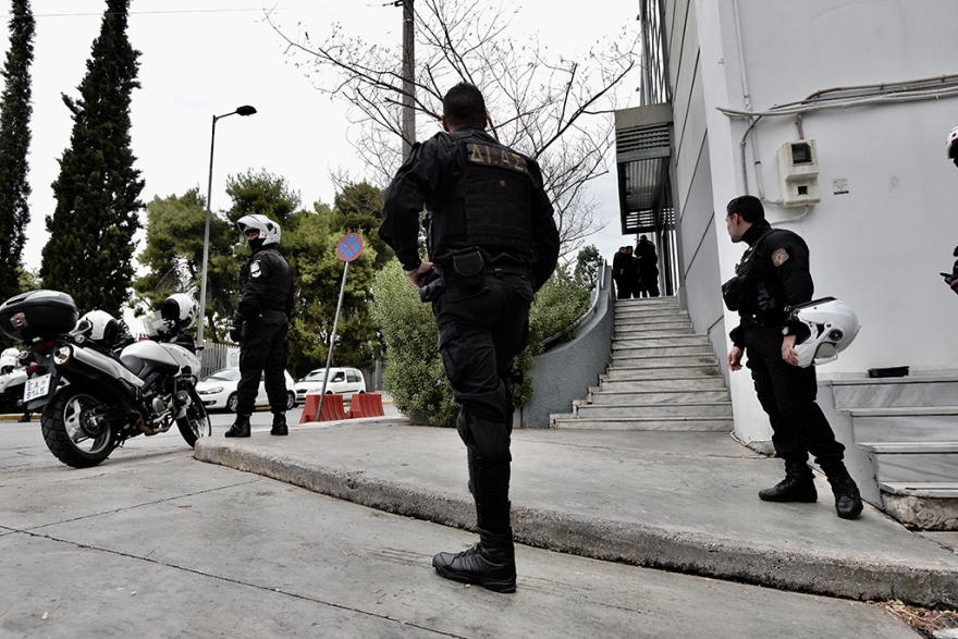 Θρασύτατη ληστεία χρηματαποστολής μπροστά σε κόσμο στο Avenue