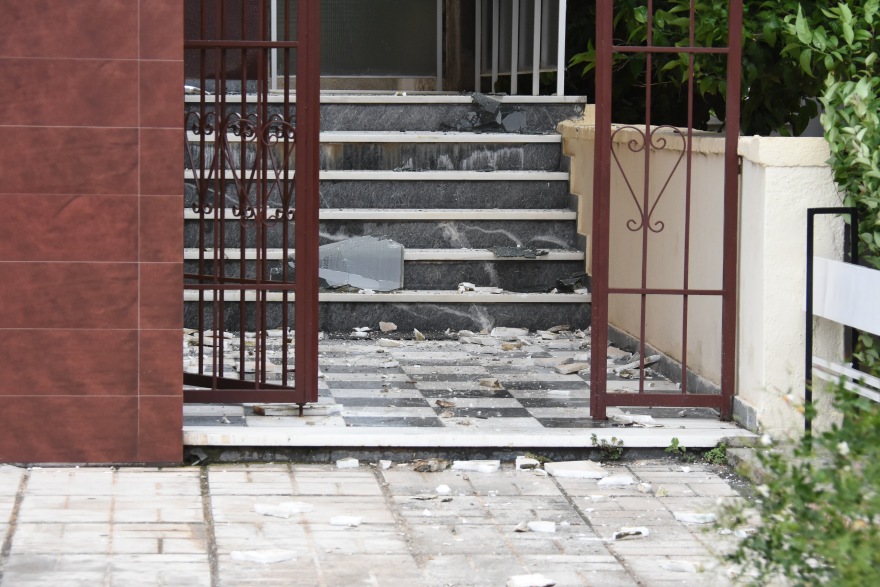 Βίντεο: Οι ισχυροί άνεμοι ξήλωσαν κάγκελο από ταράτσα διώροφου στην Άνω Γλυφάδα