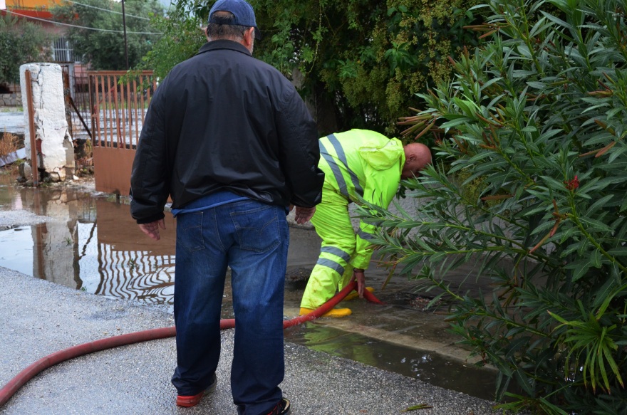 Τουλάχιστον 25 σπίτια πλημμύρισαν στο Άργος - Συνεχίζει να βρέχει στα βουνά