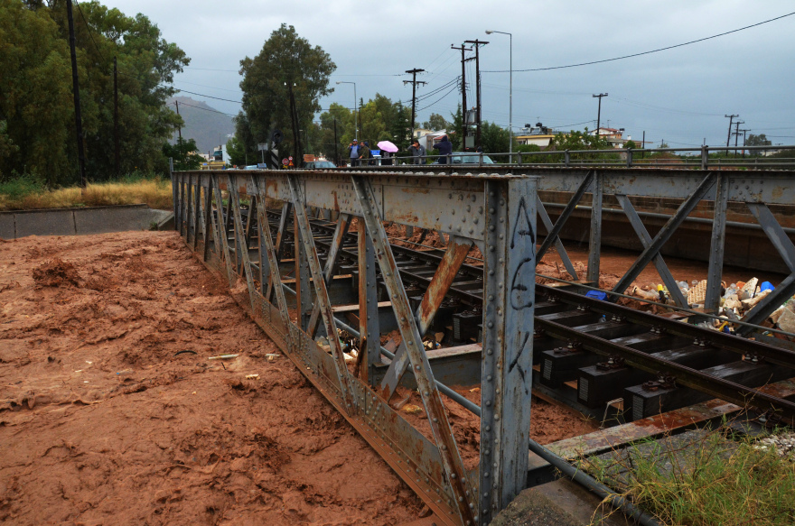 Σε κατάσταση έκτακτης ανάγκης Κορινθία,  Αργολίδα και Β. Εύβοια - Τρεις αγνοούμενοι στο Μαντούδι