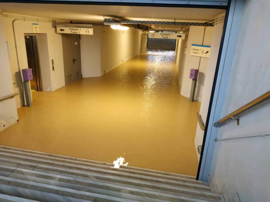 Διακοπή δρομολογίων στον προαστιακό μεταξύ Κορίνθου-Κιάτου - Πλημμύρισε ο σταθμός στο Ζευγολατιό