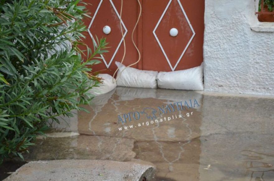 Σε κατάσταση έκτακτης ανάγκης Κορινθία,  Αργολίδα και Β. Εύβοια - Τρεις αγνοούμενοι στο Μαντούδι