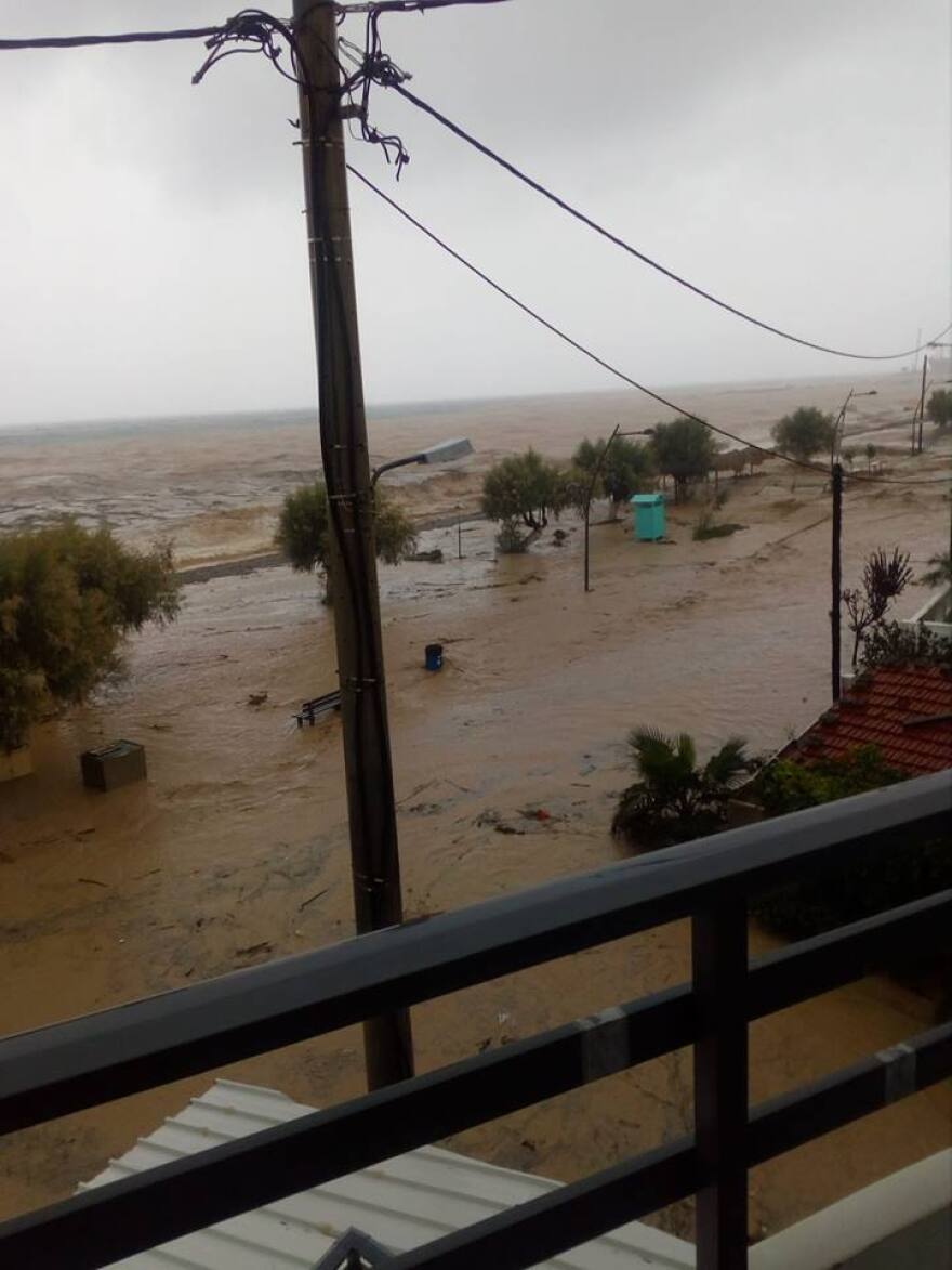 Σε κατάσταση έκτακτης ανάγκης Κορινθία,  Αργολίδα και Β. Εύβοια - Τρεις αγνοούμενοι στο Μαντούδι