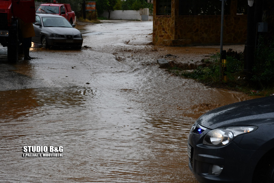 Σε κατάσταση έκτακτης ανάγκης Κορινθία,  Αργολίδα και Β. Εύβοια - Τρεις αγνοούμενοι στο Μαντούδι