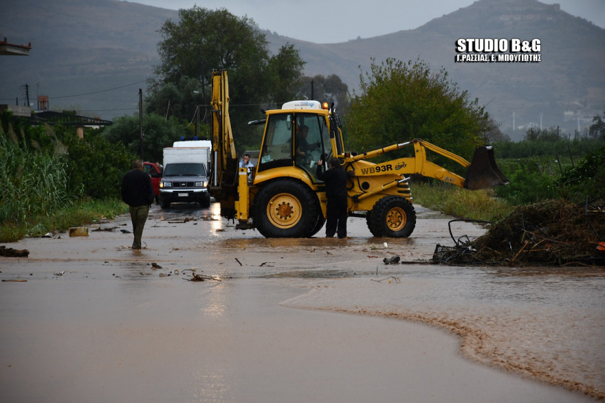 Σε κατάσταση έκτακτης ανάγκης Κορινθία,  Αργολίδα και Β. Εύβοια - Τρεις αγνοούμενοι στο Μαντούδι