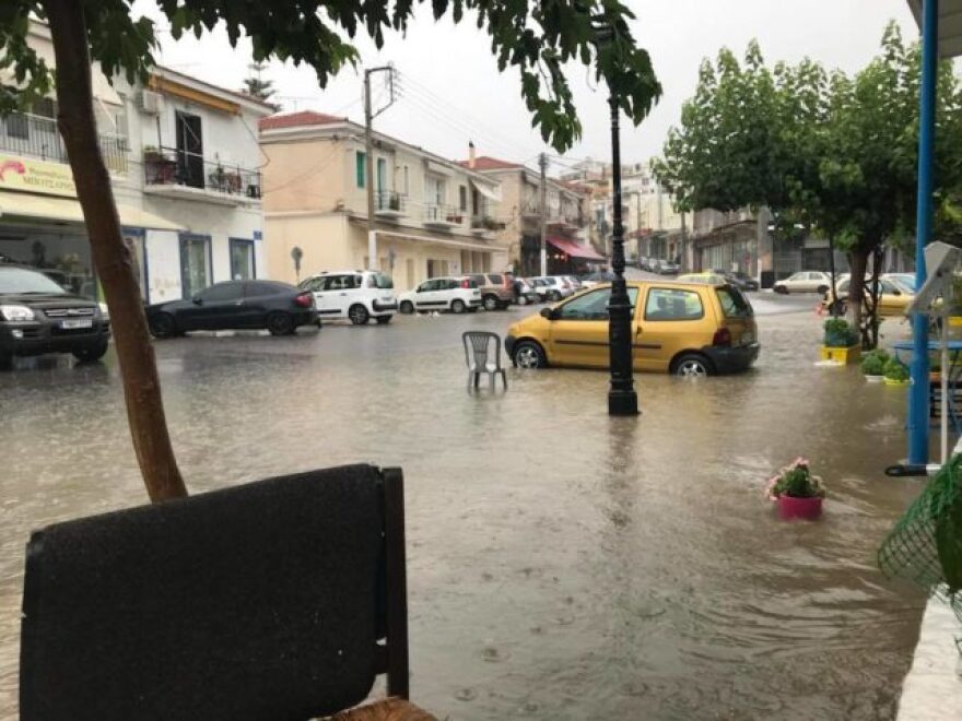 «Ποτάμια» η Ελευσίνας -Θηβών και η παλαιά Εθνική Οδός Αθηνών - Κορίνθου - Διεκόπη η κυκλοφορία 