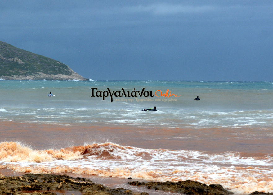 Η τρέλα δεν πάει στα βουνά: Παράτολμοι σέρφερ «τα βάζουν» με τα κύματα του κυκλώνα «Ζορμπά»!