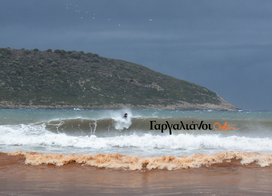Η τρέλα δεν πάει στα βουνά: Παράτολμοι σέρφερ «τα βάζουν» με τα κύματα του κυκλώνα «Ζορμπά»!