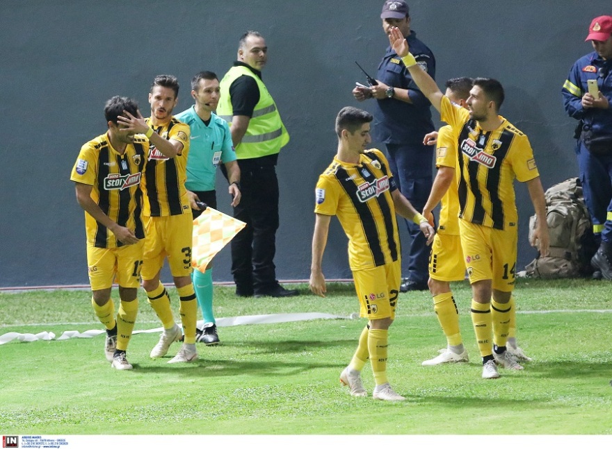 Πέταξαν κάθισμα οι οπαδοί του ΟΦΗ και δέχτηκε κάρτα ο... Μπακασέτας