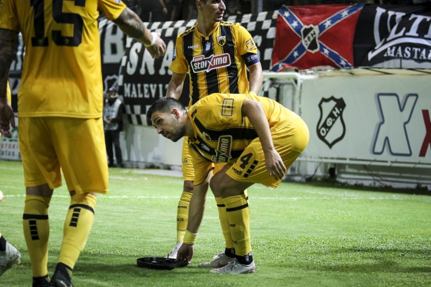 Πέταξαν κάθισμα οι οπαδοί του ΟΦΗ και δέχτηκε κάρτα ο... Μπακασέτας