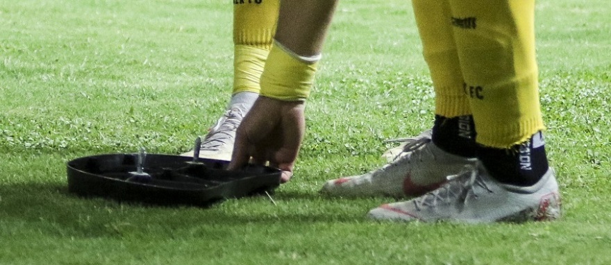 Πέταξαν κάθισμα οι οπαδοί του ΟΦΗ και δέχτηκε κάρτα ο... Μπακασέτας