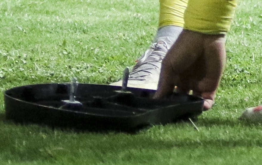 Πέταξαν κάθισμα οι οπαδοί του ΟΦΗ και δέχτηκε κάρτα ο... Μπακασέτας