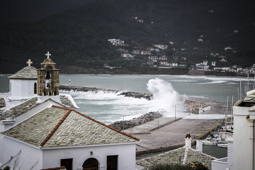 Εντυπωσιακές εικόνες: Ο «Ζορμπάς»  έβγαλε τη θάλασσα στη στεριά στη Σκόπελο