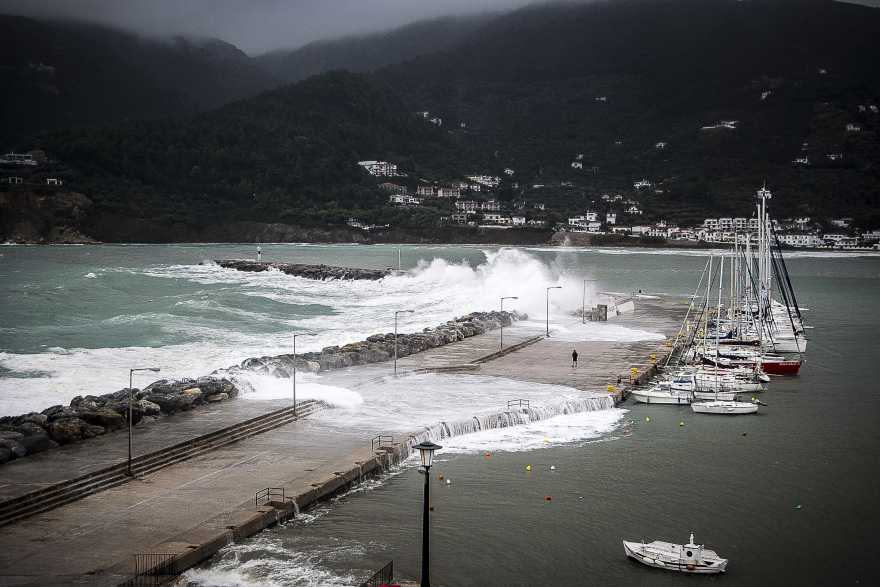 Εντυπωσιακές εικόνες: Ο «Ζορμπάς»  έβγαλε τη θάλασσα στη στεριά στη Σκόπελο