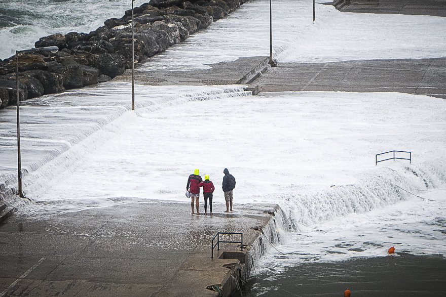 Εντυπωσιακές εικόνες: Ο «Ζορμπάς»  έβγαλε τη θάλασσα στη στεριά στη Σκόπελο