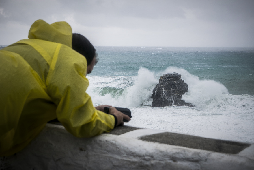 Εντυπωσιακές εικόνες: Ο «Ζορμπάς»  έβγαλε τη θάλασσα στη στεριά στη Σκόπελο