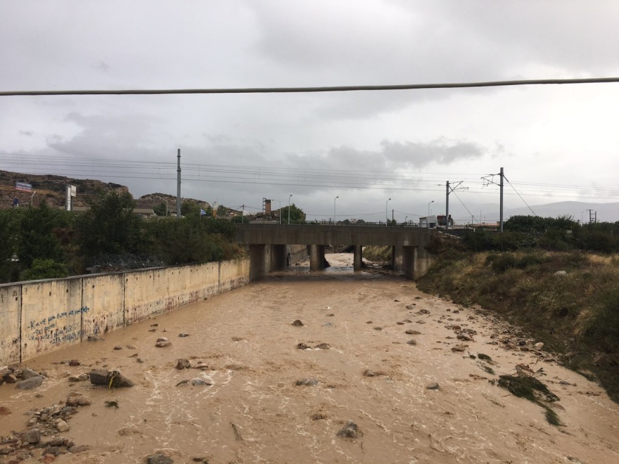 Βίντεο σοκ: Κατέρρευσε γέφυρα στα Μέγαρα από τον κυκλώνα Ζορμπά