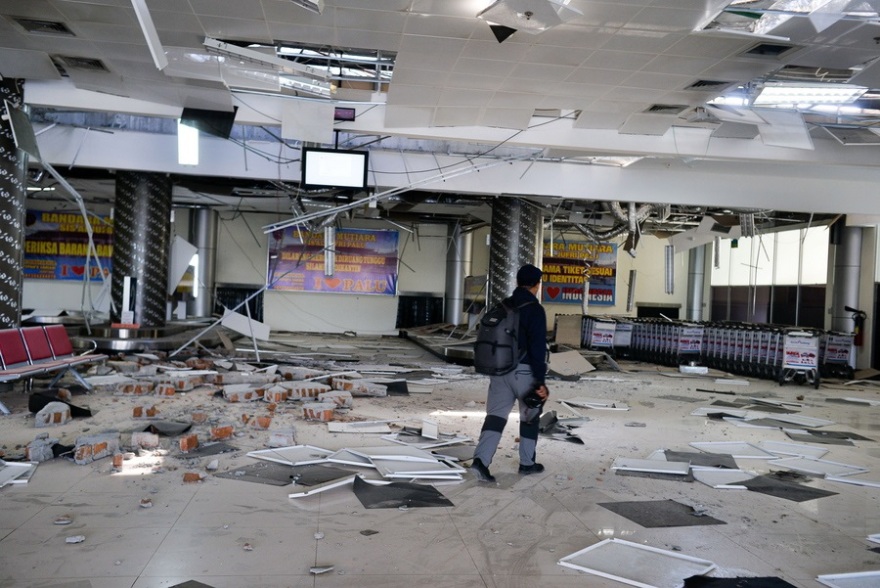 Ανείπωτος θρήνος στην Ινδονησία: Φόβοι για χιλιάδες νεκρούς από το φονικό τσουνάμι