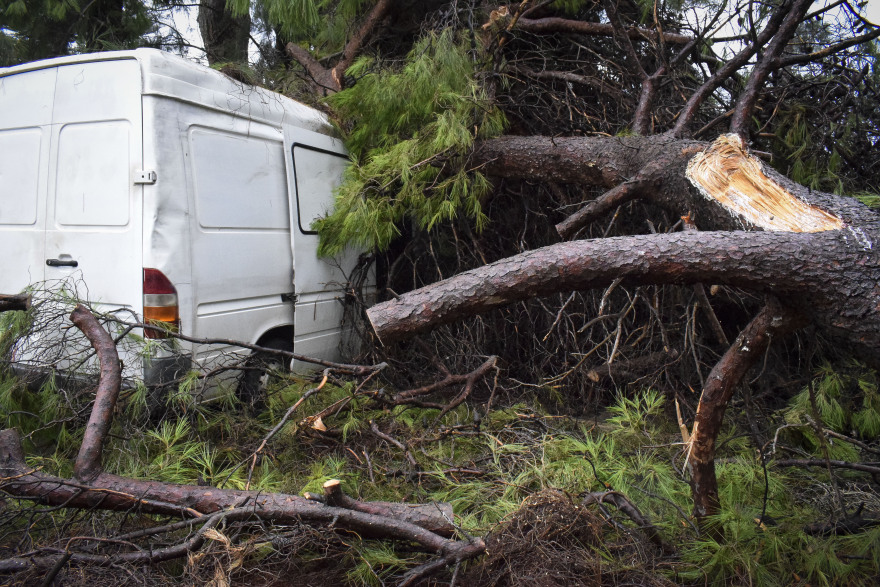 Αγωνία για την τύχη των τριών αγνοουμένων μετά το καταστροφικό πέρασμα του «Ζορμπά» στην Εύβοια