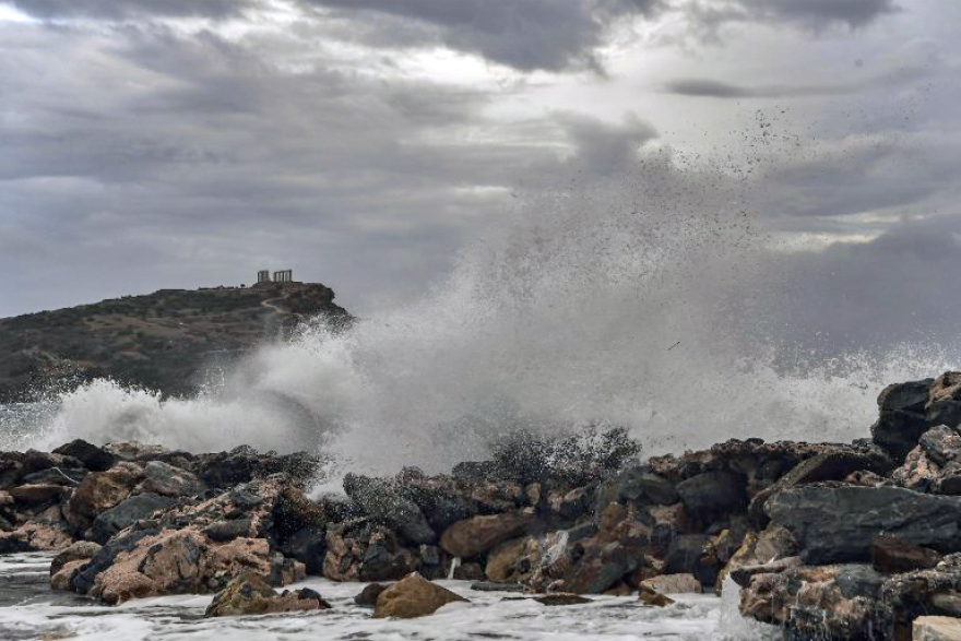  «Ο Ποσειδώνας επισκέφτηκε τον ναό του!»: Εκπληκτικές φωτογραφίες του κυκλώνα στο Σούνιο
