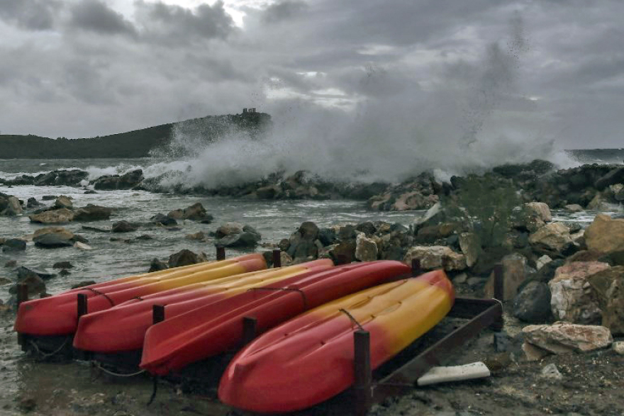  «Ο Ποσειδώνας επισκέφτηκε τον ναό του!»: Εκπληκτικές φωτογραφίες του κυκλώνα στο Σούνιο