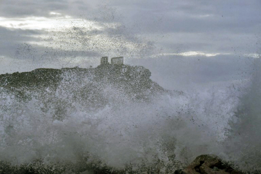  «Ο Ποσειδώνας επισκέφτηκε τον ναό του!»: Εκπληκτικές φωτογραφίες του κυκλώνα στο Σούνιο