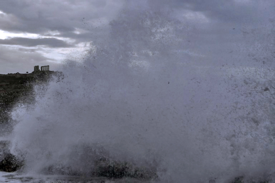  «Ο Ποσειδώνας επισκέφτηκε τον ναό του!»: Εκπληκτικές φωτογραφίες του κυκλώνα στο Σούνιο