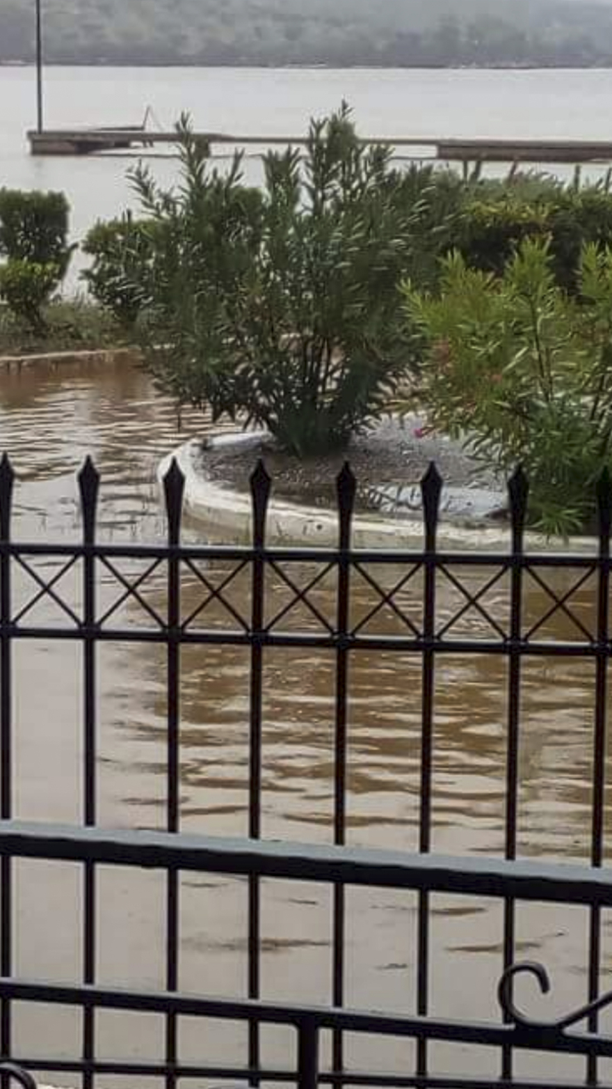 «Μάχη» από ΕΜΑΚ και δύτες για να βρεθούν οι τέσσερις αγνοούμενοι του «Ζορμπά»