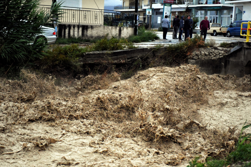 «Μάχη» από ΕΜΑΚ και δύτες για να βρεθούν οι τέσσερις αγνοούμενοι του «Ζορμπά»