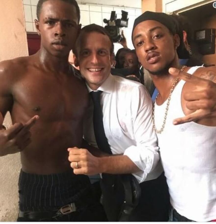 Η φωτογραφία του Μακρόν και ο νέος με το... μεσαίο δάχτυλο