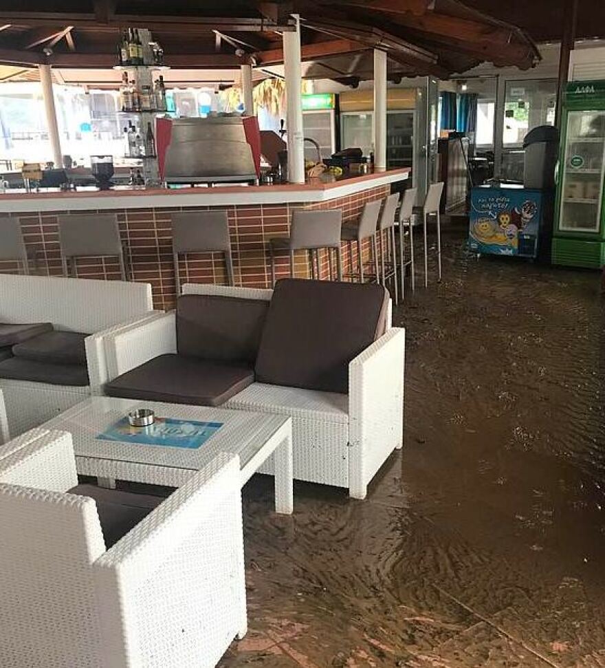 Γκέι Βρετανοί τουρίστες «καταγγέλλουν» τον «Ζορμπά» ότι τους άφησε χωρίς νερό και φαγητό επί δύο μέρες!