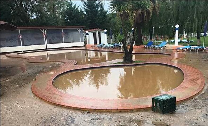 Γκέι Βρετανοί τουρίστες «καταγγέλλουν» τον «Ζορμπά» ότι τους άφησε χωρίς νερό και φαγητό επί δύο μέρες!