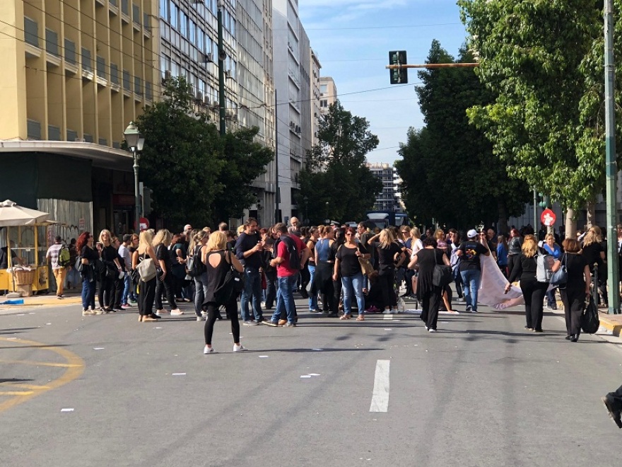 Καθιστική διαμαρτυρία των εργαζομένων στο «Βοήθεια στο Σπίτι» (φωτογραφίες)