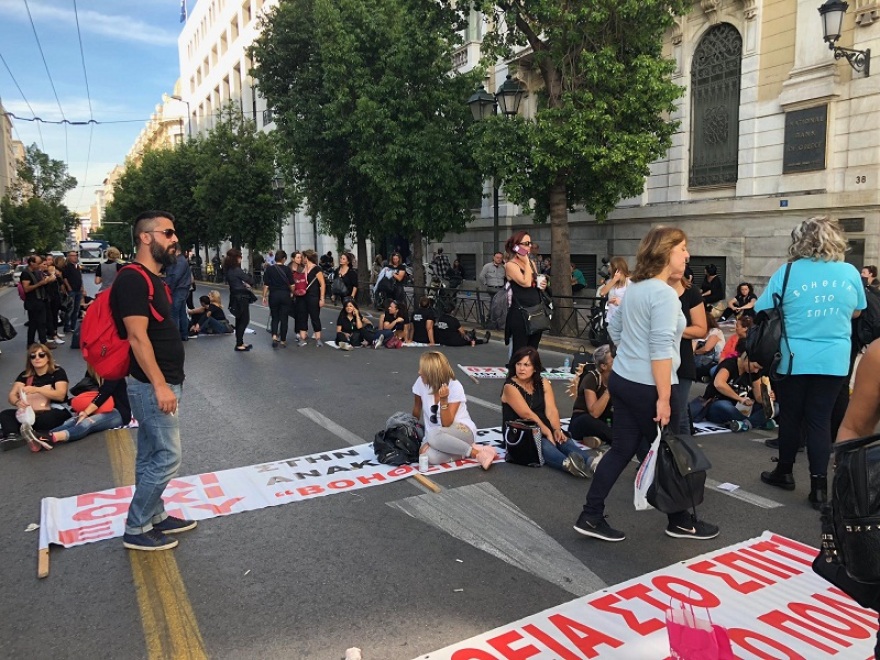 Καθιστική διαμαρτυρία των εργαζομένων στο «Βοήθεια στο Σπίτι» (φωτογραφίες)