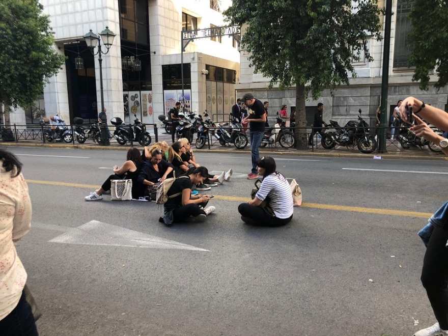 Καθιστική διαμαρτυρία των εργαζομένων στο «Βοήθεια στο Σπίτι» (φωτογραφίες)