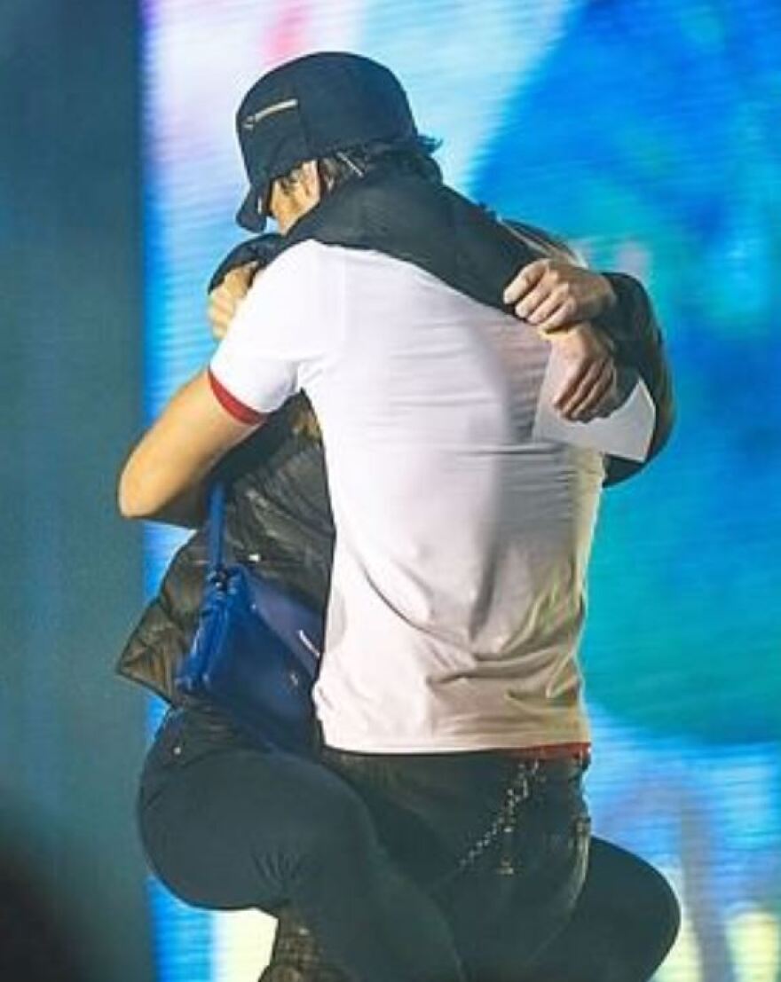 Βίντεο: Ο Ενρίκε Ιγκλέσιας φιλά με πάθος θαυμάστρια on stage σε συναυλία του στο Κίεβο!