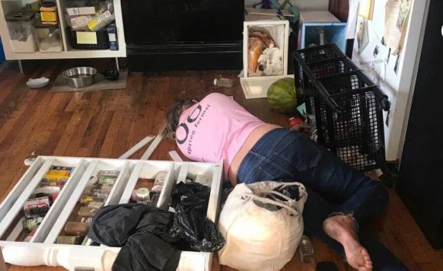 Οι χειρότερες καθαρίστριες της ιστορίας: Ήπιαν όλο το αλκοόλ του σπιτιού, τα έκαναν λίμπα και... ξεράθηκαν στο πάτωμα