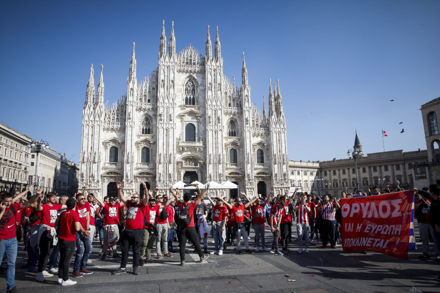 Μίλαν-Ολυμπιακός: «Κοκκίνισε» η πλατεία Ντουόμο