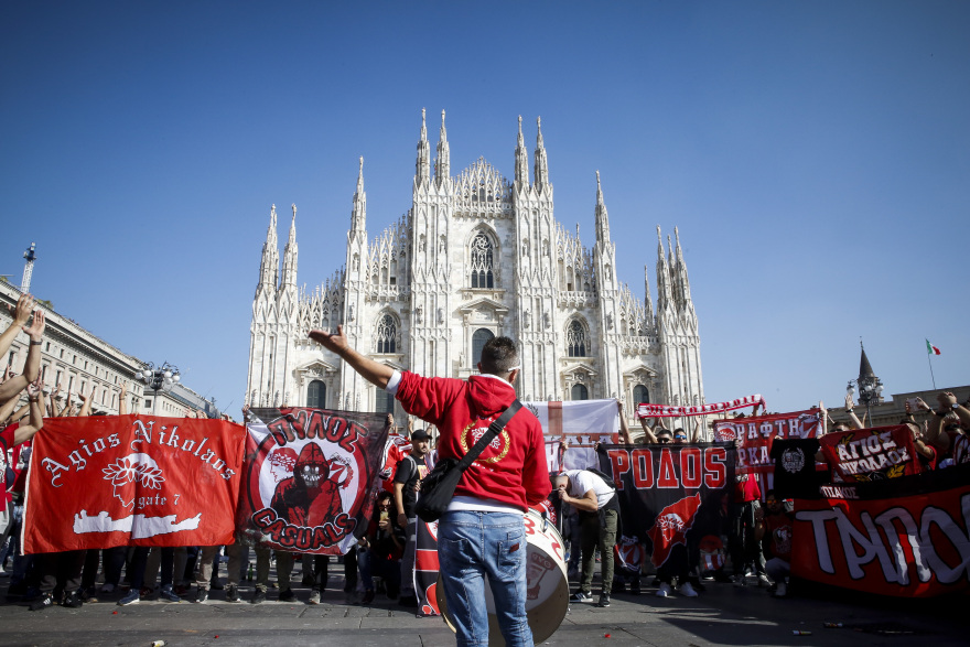 Μίλαν-Ολυμπιακός: «Κοκκίνισε» η πλατεία Ντουόμο