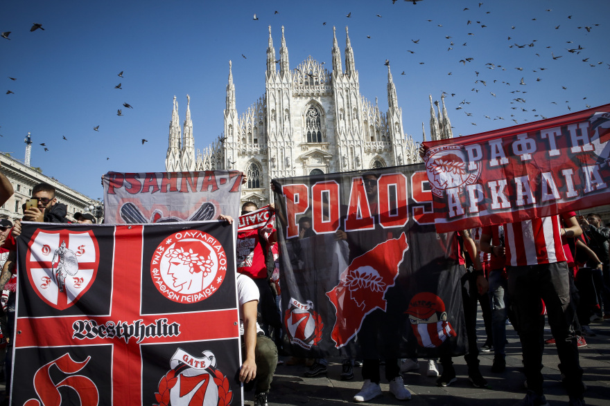 Μίλαν-Ολυμπιακός: «Κοκκίνισε» η πλατεία Ντουόμο