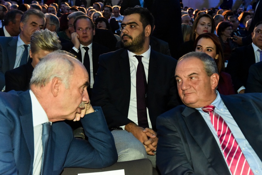 Τα πηγαδάκια και τα χαμόγελα στην επέτειο της Νέας Δημοκρατίας 