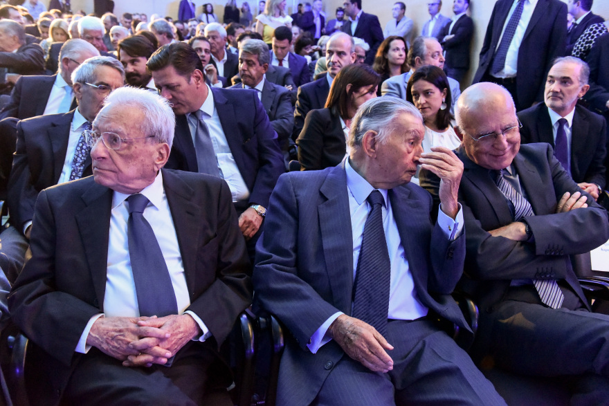 Τα πηγαδάκια και τα χαμόγελα στην επέτειο της Νέας Δημοκρατίας 